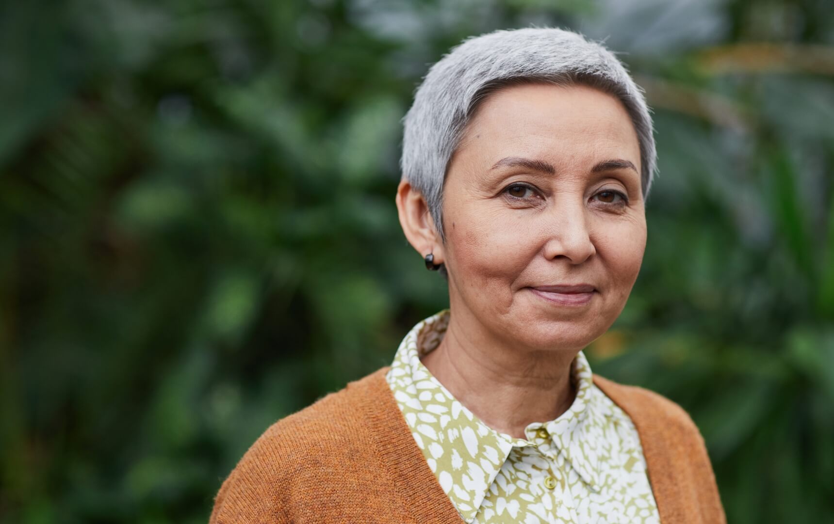 Woman with short gray hair smiling to the camera